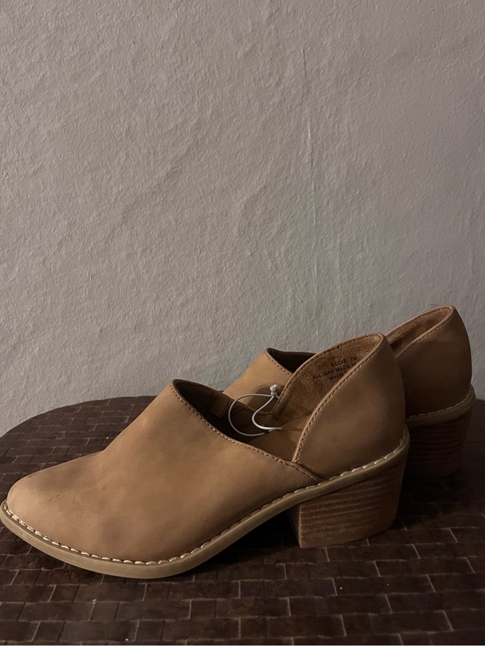 NWT Cynthia Rowley Tan Leather Slip-On Mules with Stacked Heel